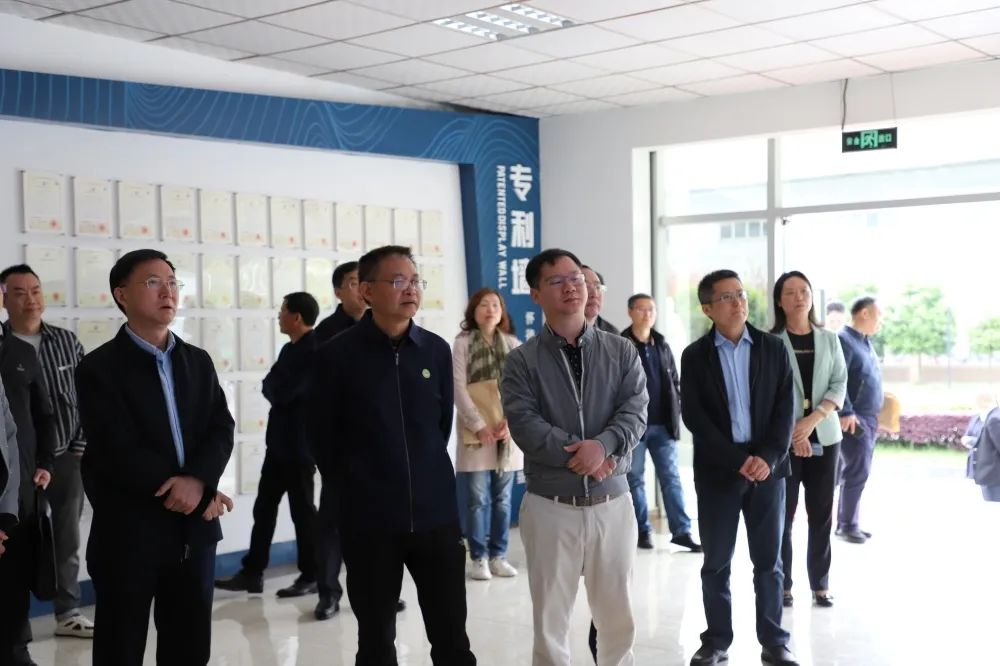 省政協常委、醫衛體育委員會分黨組書記、主任楊程富一行蒞臨新綠色藥業調研